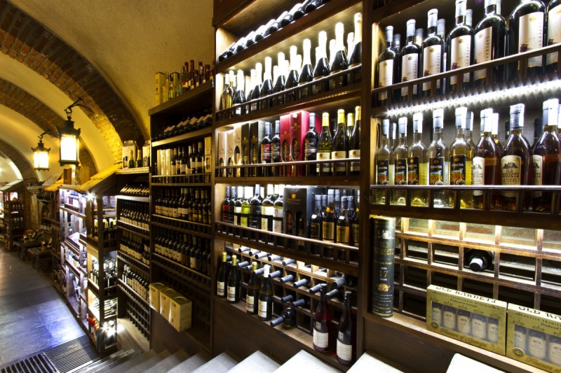 bar-BREIL SUR ROYA-min_world_street_travel_shop_canon_georgia_wine_bottles-429767